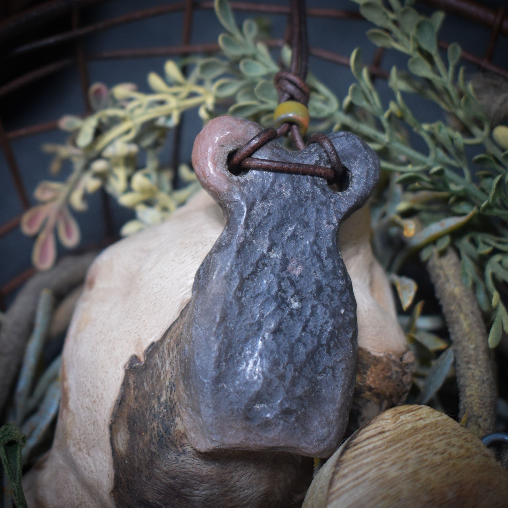 Einzigartiges Handgefertigtes Eye Idol Amulett aus Traditionell Gebranntem Ton - Spiritueller Schmuck Glücksbringer