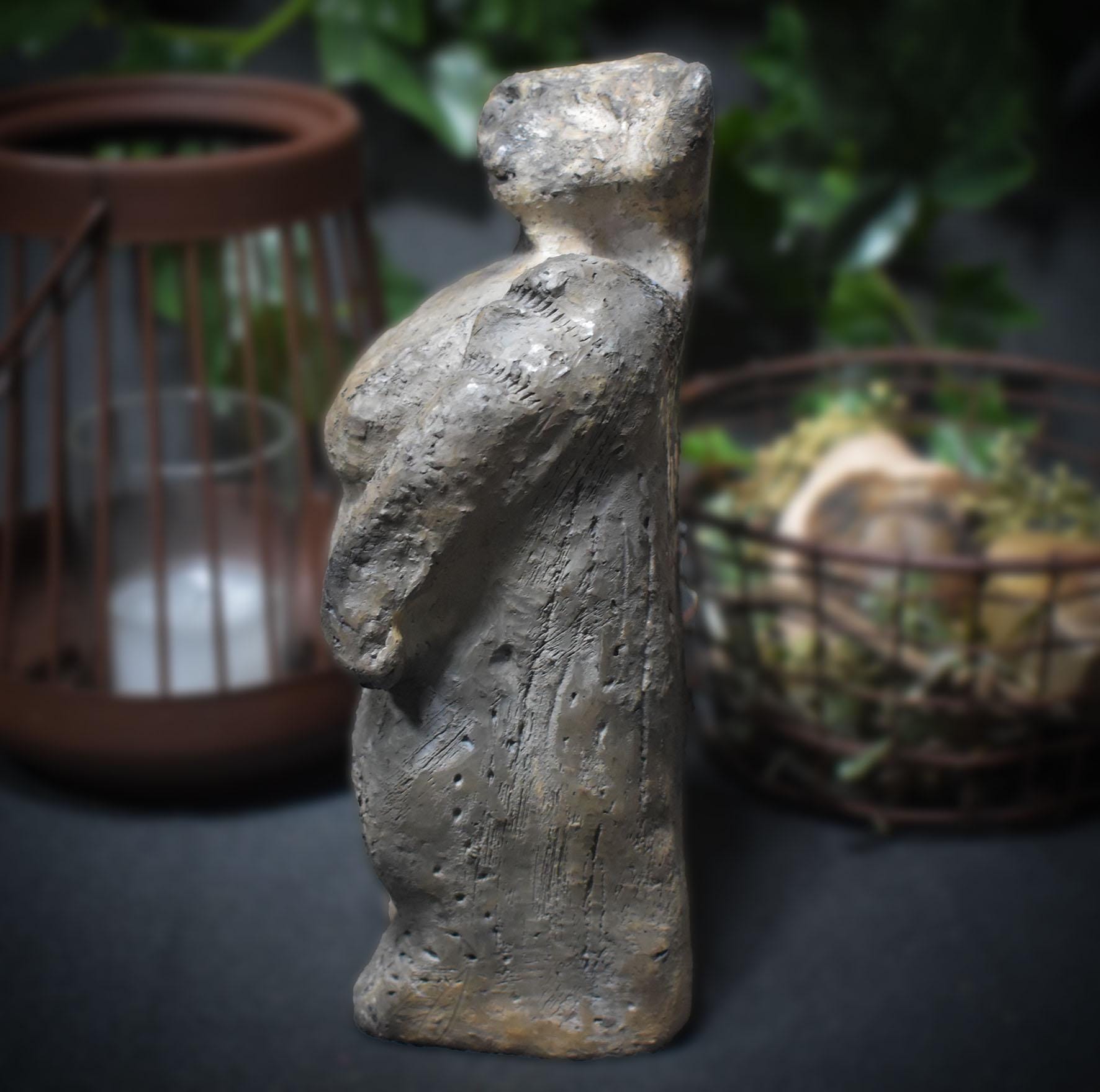 Handgemachte Löwenmensch Tonskulptur – inspiriert durch Fund auf der Schwäbischen Alb -traditionelle Rauchbrandkunst