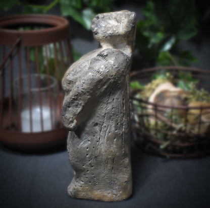 Handgemachte Löwenmensch Tonskulptur – inspiriert durch Fund auf der Schwäbischen Alb -traditionelle Rauchbrandkunst