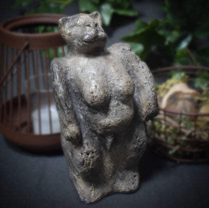 Handgemachte Löwenmensch Tonskulptur – inspiriert durch Fund auf der Schwäbischen Alb -traditionelle Rauchbrandkunst