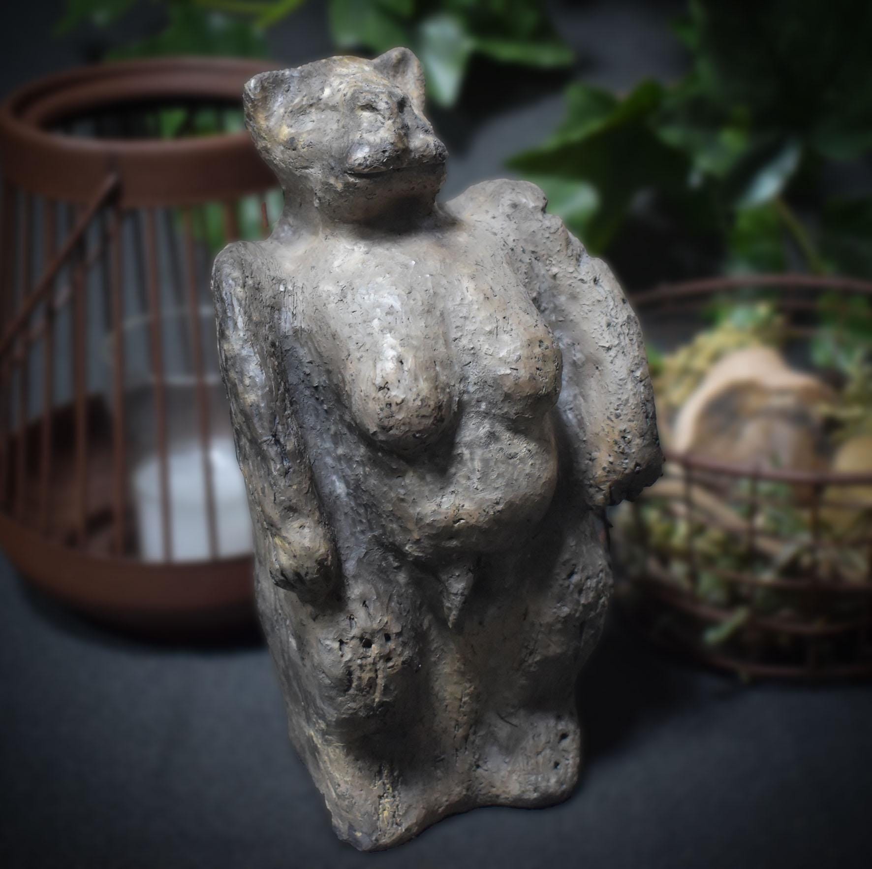 Handgemachte Löwenmensch Tonskulptur – inspiriert durch Fund auf der Schwäbischen Alb -traditionelle Rauchbrandkunst