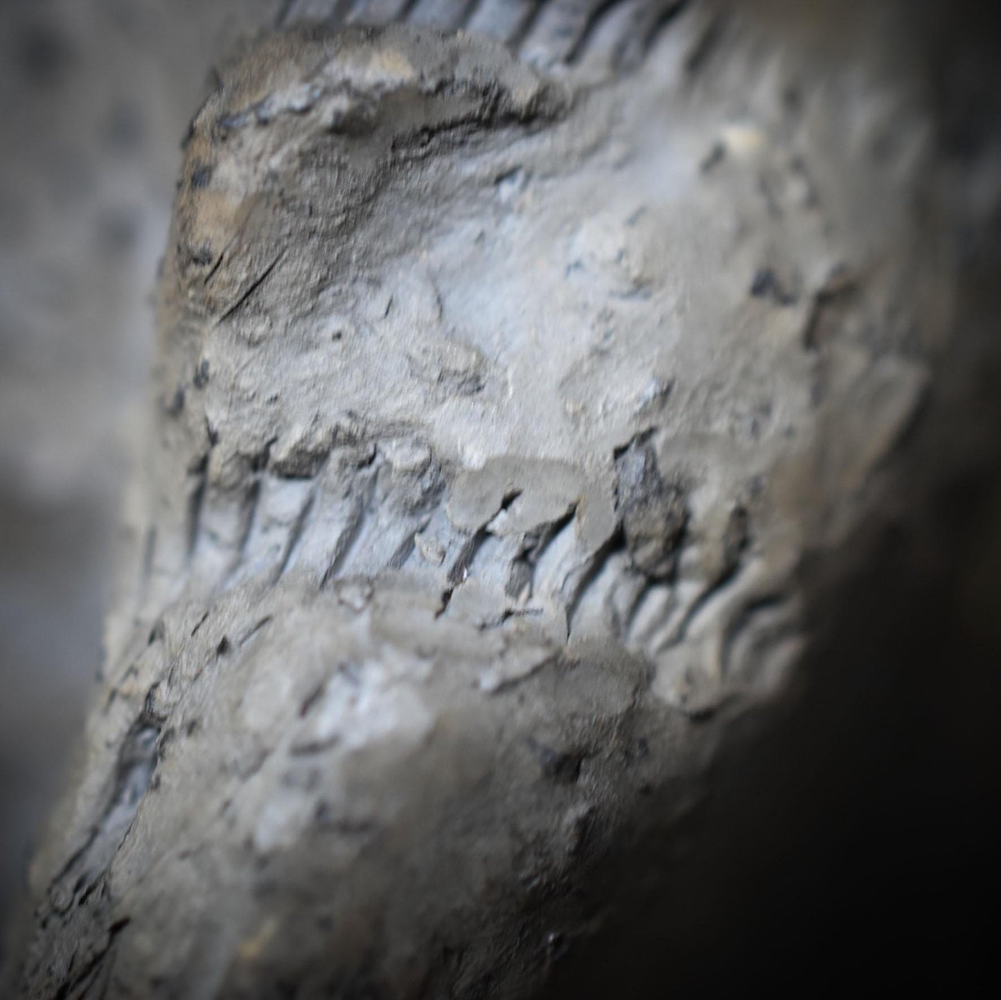 Handgemachte Löwenmensch Tonskulptur – inspiriert durch Fund auf der Schwäbischen Alb -traditionelle Rauchbrandkunst