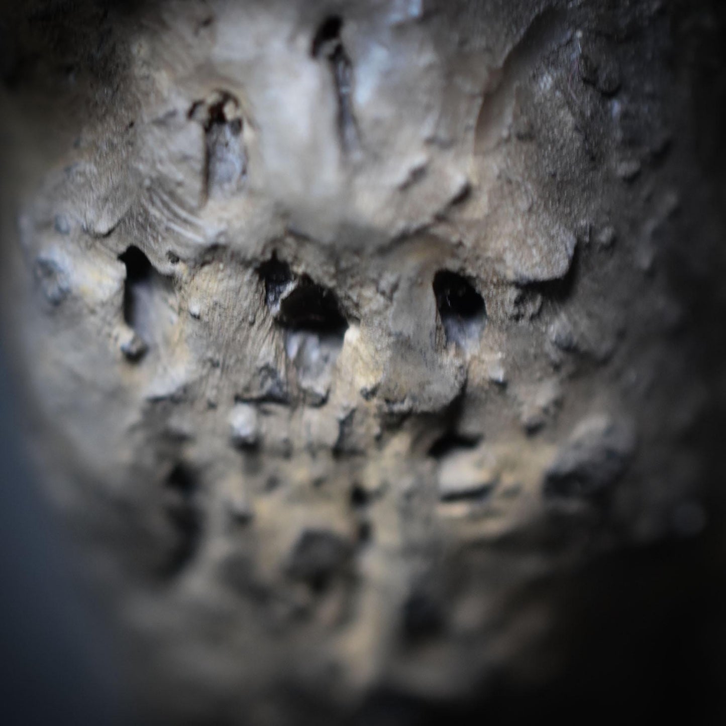 Handgemachte Löwenmensch Tonskulptur – inspiriert durch Fund auf der Schwäbischen Alb -traditionelle Rauchbrandkunst