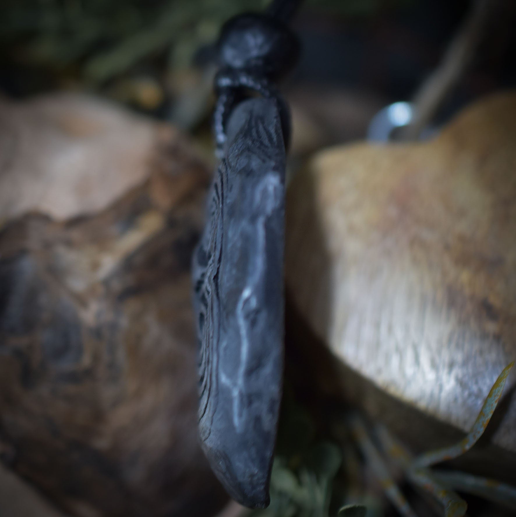 Handgefertigtes Amulett - Newgrange - aus traditionell gebranntem Ton - mit Leder- oder Baumwollband