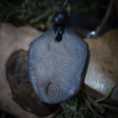 Handgefertigtes Amulett - Newgrange - aus traditionell gebranntem Ton - mit Leder- oder Baumwollband