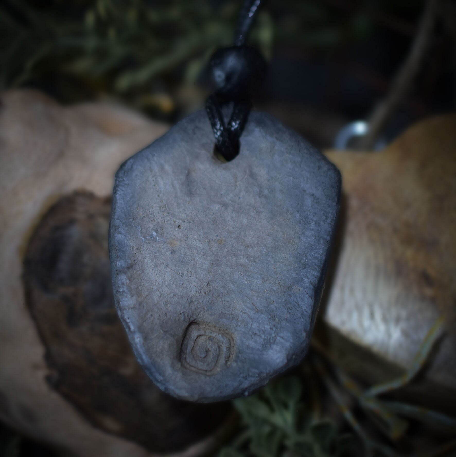 Handgefertigtes Amulett - Newgrange - aus traditionell gebranntem Ton - mit Leder- oder Baumwollband