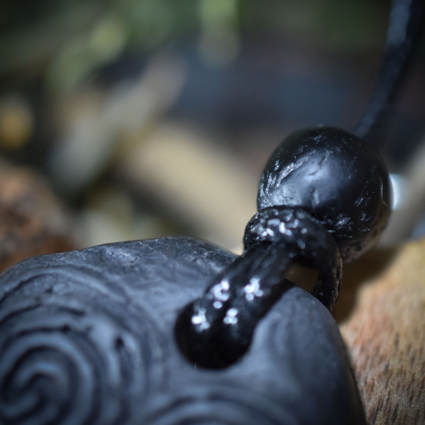 Handgefertigtes Amulett - Newgrange - aus traditionell gebranntem Ton - mit Leder- oder Baumwollband