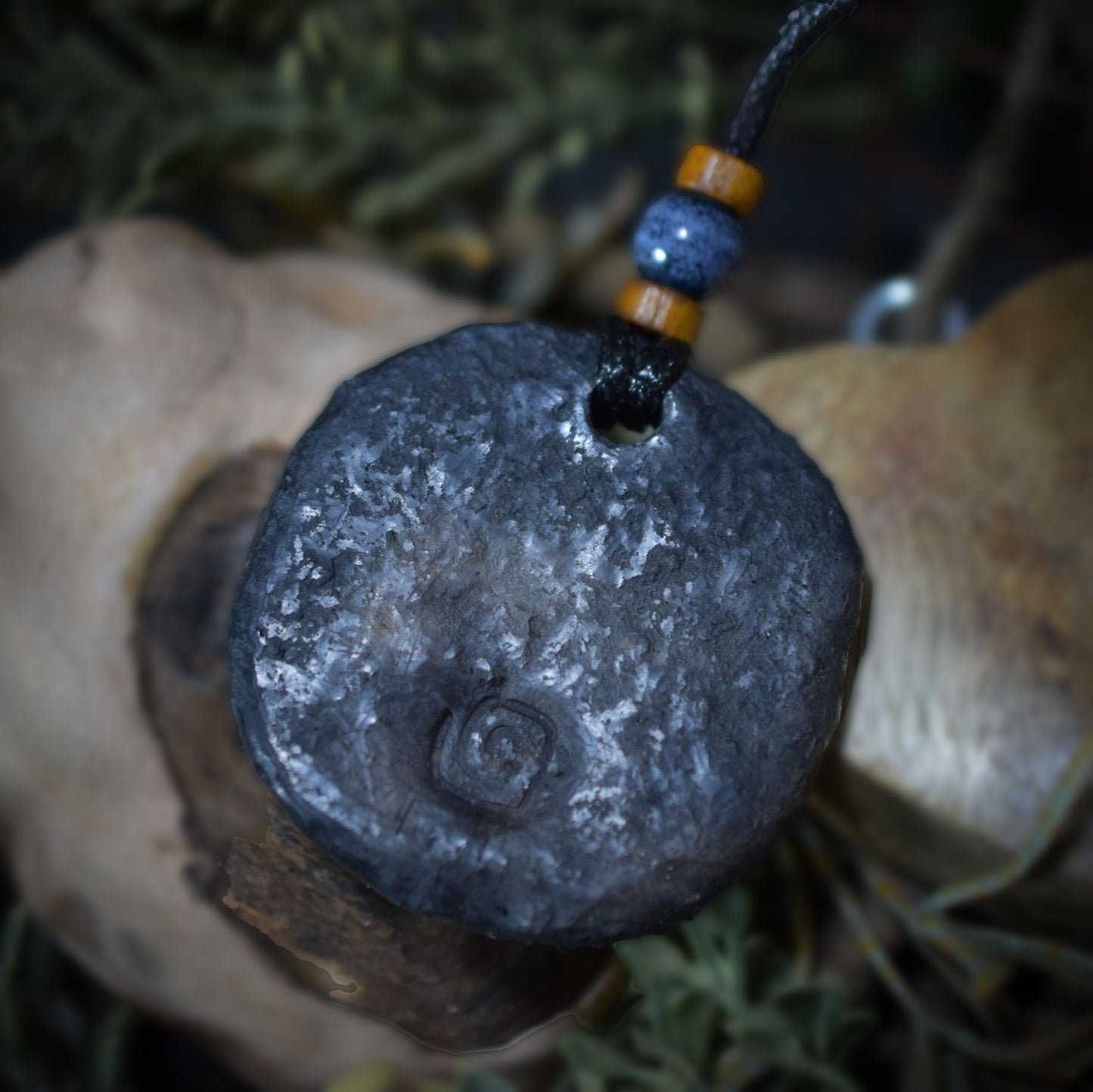 Handgefertigtes Amulett - nordisches Sonnenrad - Traditioneller Ton-Talisman für Glück & Wohlstand - mit Leder- oder Baumwollband