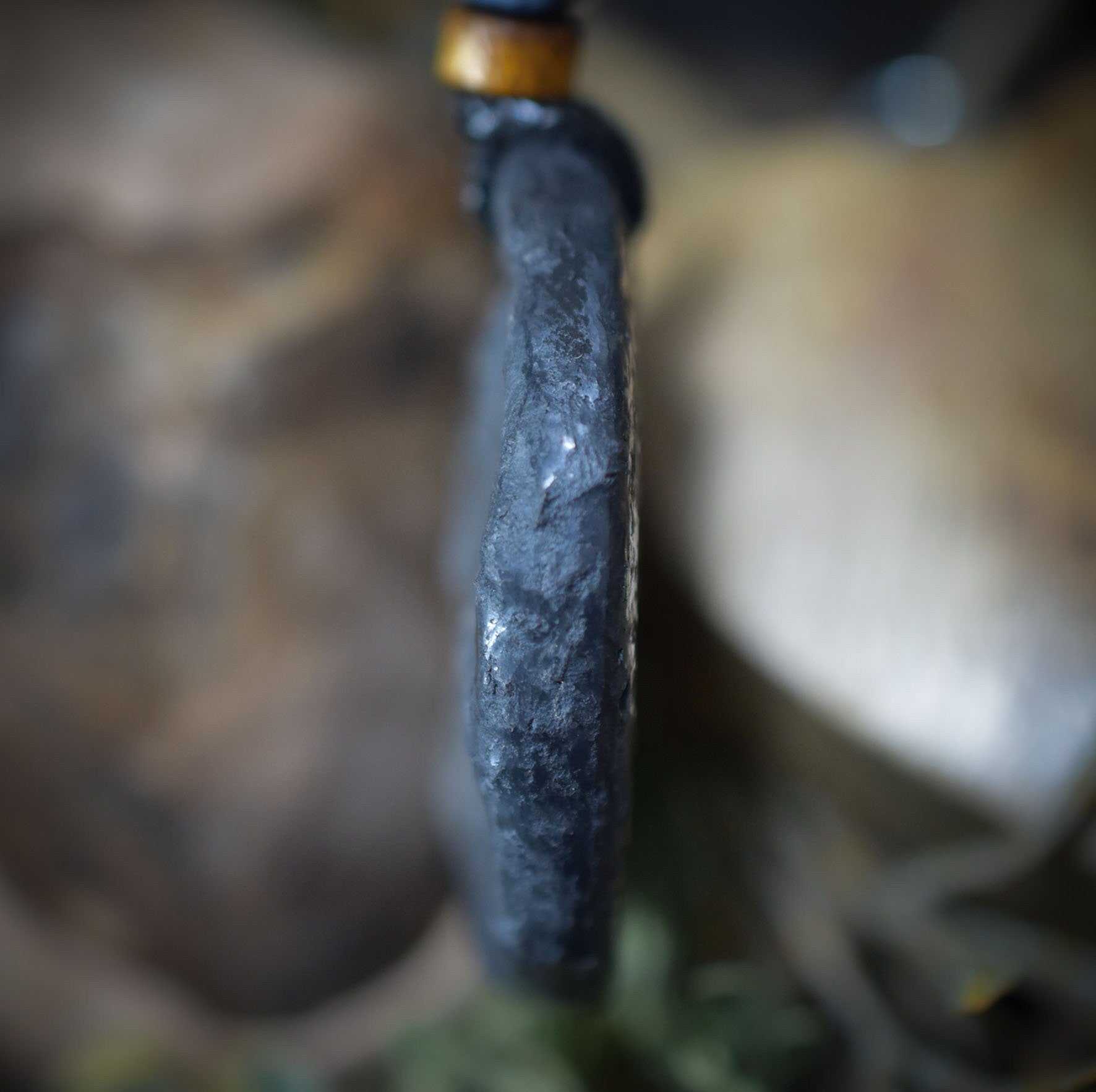 Handgefertigtes Amulett - nordisches Sonnenrad - Traditioneller Ton-Talisman für Glück & Wohlstand - mit Leder- oder Baumwollband