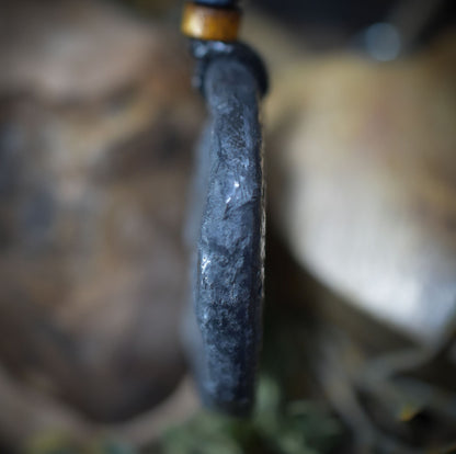 Handgefertigtes Amulett - nordisches Sonnenrad - Traditioneller Ton-Talisman für Glück & Wohlstand - mit Leder- oder Baumwollband