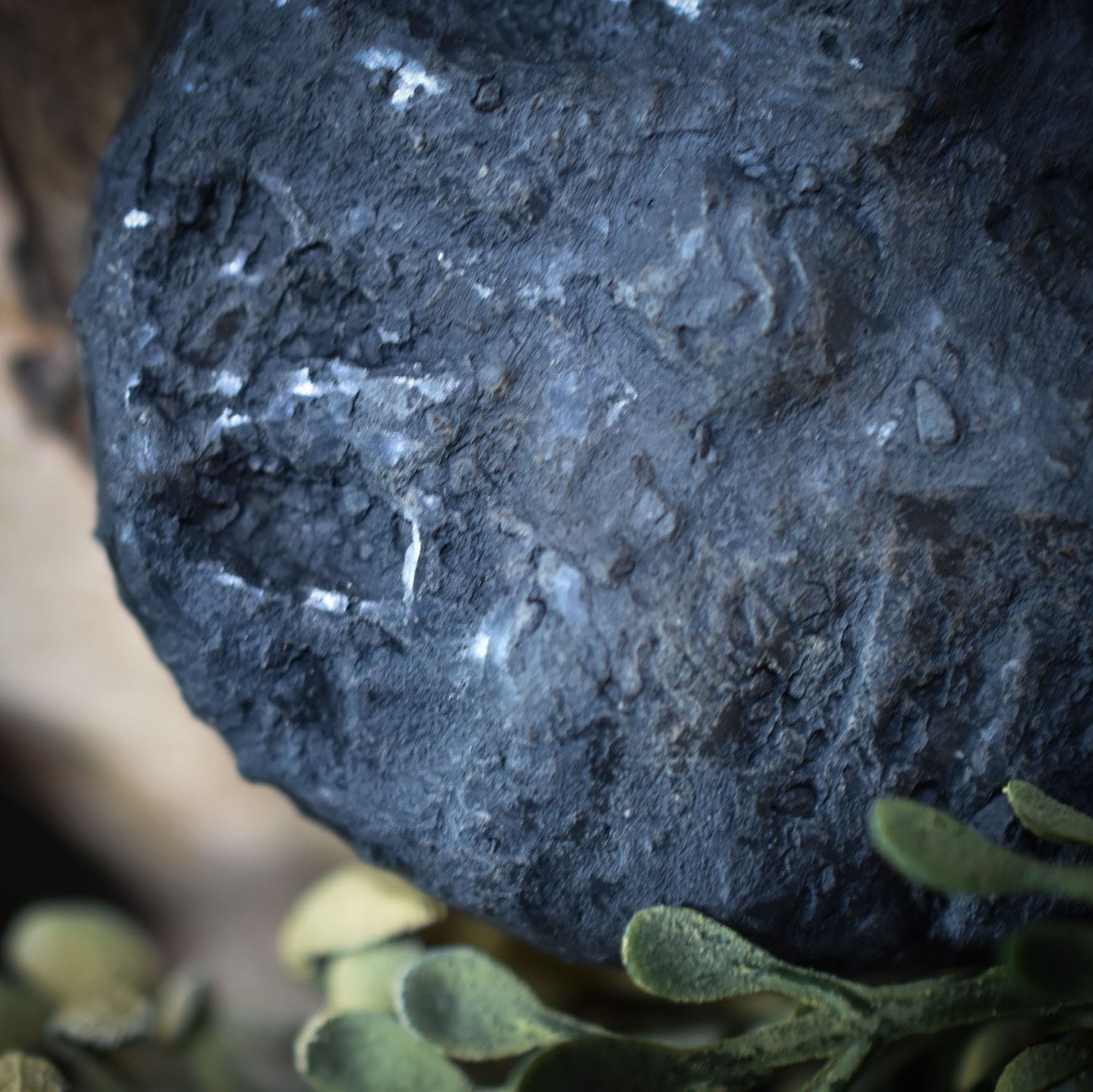 Handgefertigtes Amulett - nordisches Sonnenrad - Traditioneller Ton-Talisman für Glück & Wohlstand - mit Leder- oder Baumwollband