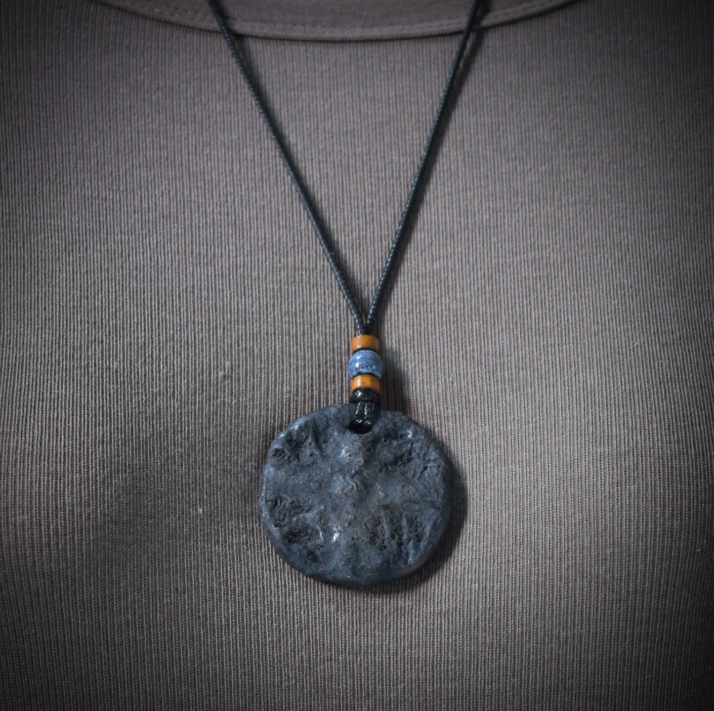 Handgefertigtes Amulett - nordisches Sonnenrad - Traditioneller Ton-Talisman für Glück & Wohlstand - mit Leder- oder Baumwollband