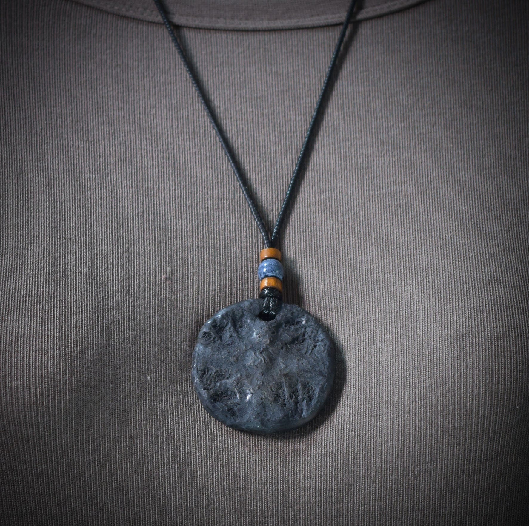 Handgefertigtes Amulett - nordisches Sonnenrad - Traditioneller Ton-Talisman für Glück & Wohlstand - mit Leder- oder Baumwollband