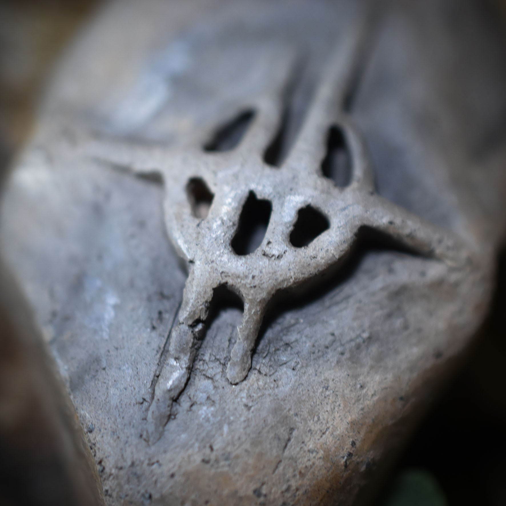 Handgefertigtes Amulett aus traditionell gebranntem Ton mit Mond- und Sternsymbol - mit Leder- oder gewachstem Baumwollband