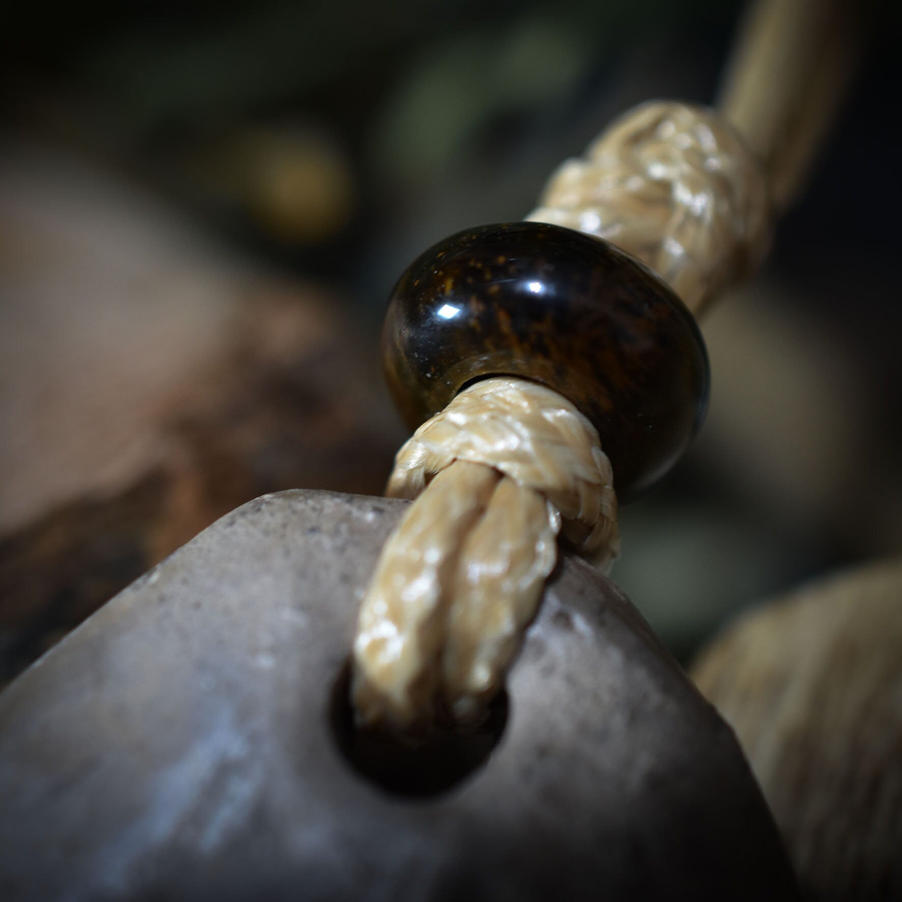 Handgefertigtes Amulett aus traditionell gebranntem Ton mit Mond- und Sternsymbol - mit Leder- oder gewachstem Baumwollband