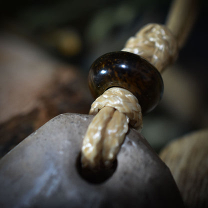 Handgefertigtes Amulett aus traditionell gebranntem Ton mit Mond- und Sternsymbol - mit Leder- oder gewachstem Baumwollband