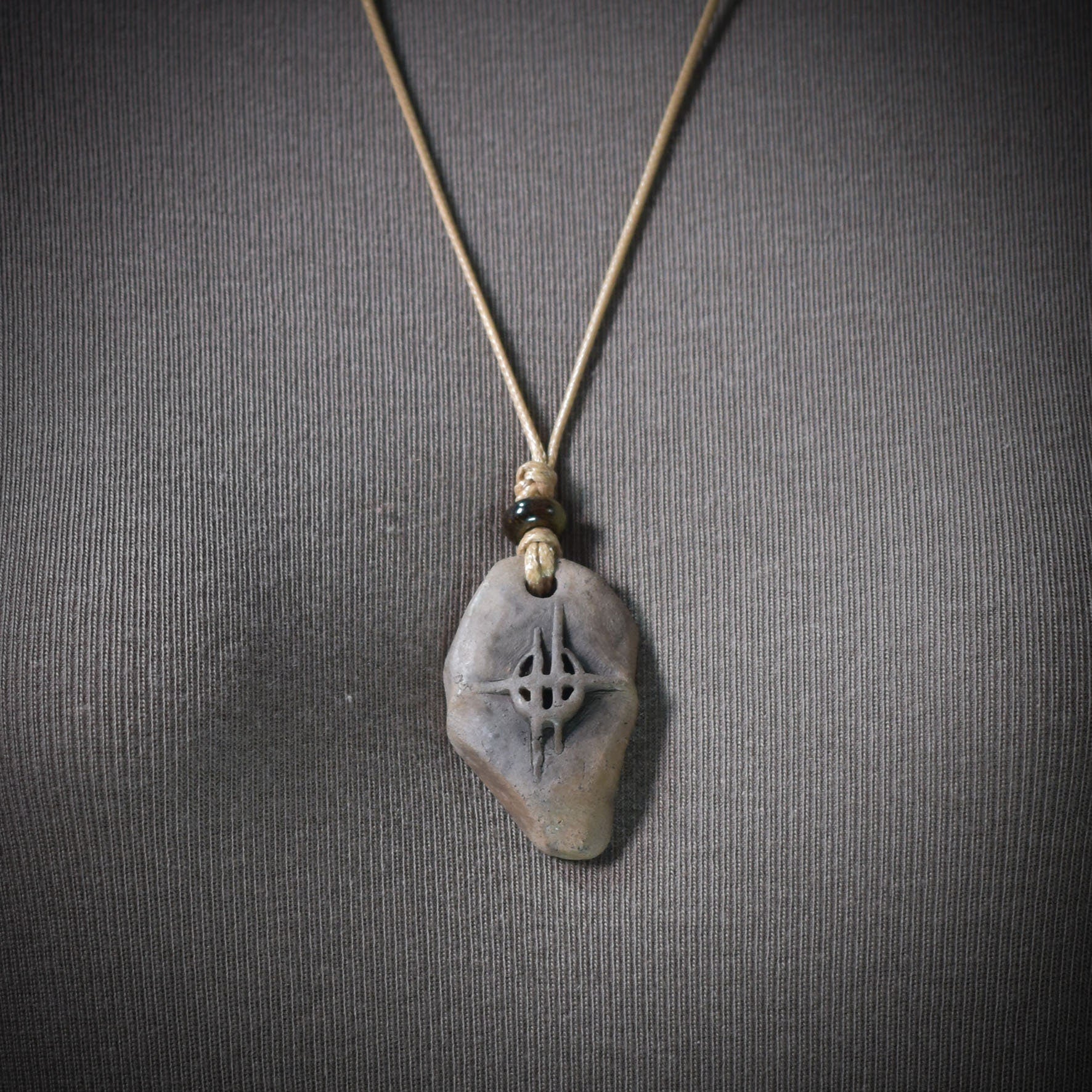 Handgefertigtes Amulett aus traditionell gebranntem Ton mit Mond- und Sternsymbol - mit Leder- oder gewachstem Baumwollband