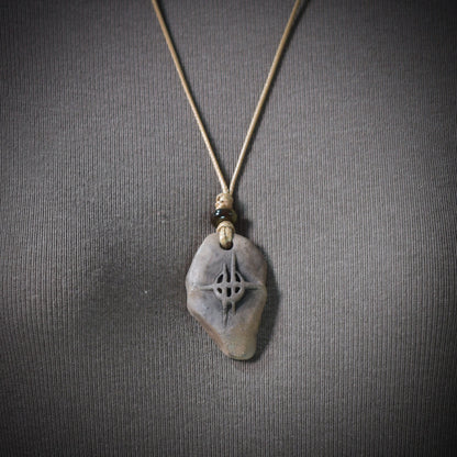 Handgefertigtes Amulett aus traditionell gebranntem Ton mit Mond- und Sternsymbol - mit Leder- oder gewachstem Baumwollband