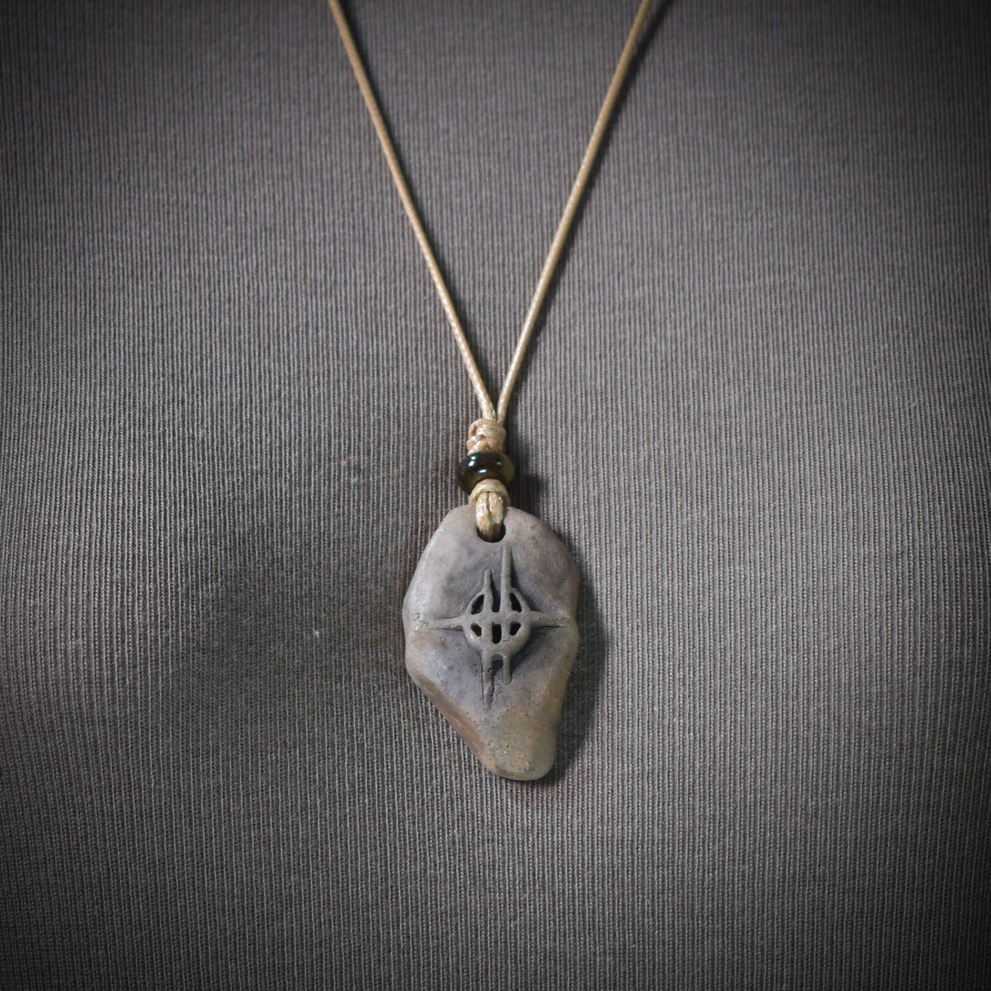 Handgefertigtes Amulett aus traditionell gebranntem Ton mit Mond- und Sternsymbol - mit Leder- oder gewachstem Baumwollband