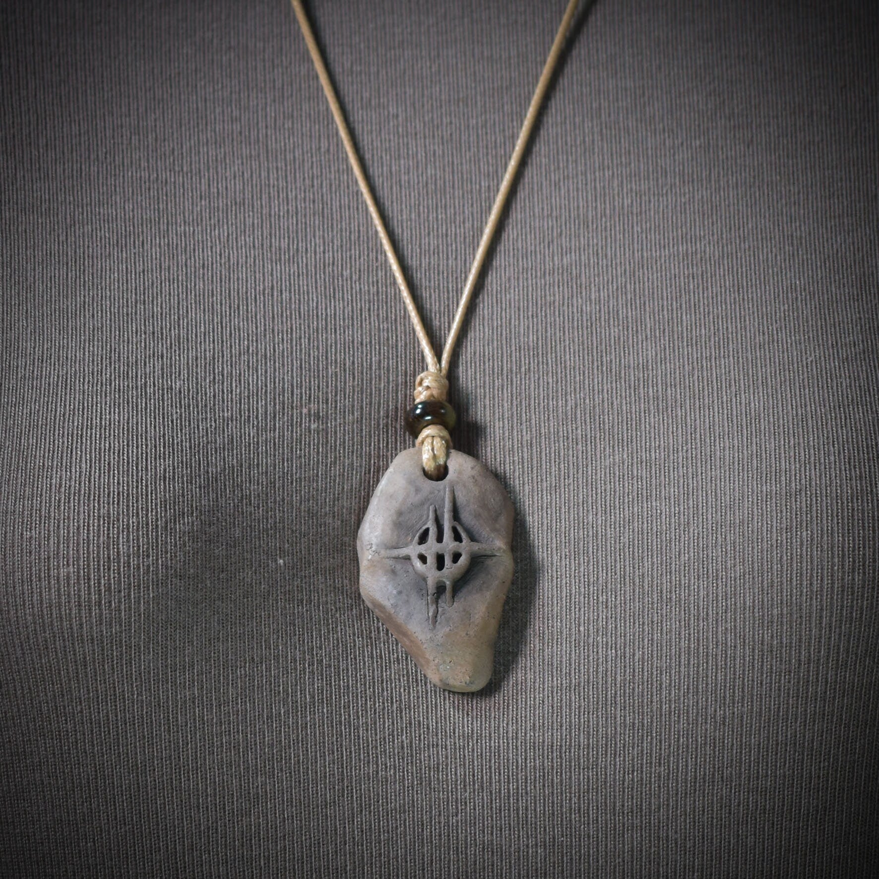 Handgefertigtes Amulett aus traditionell gebranntem Ton mit Mond- und Sternsymbol - mit Leder- oder gewachstem Baumwollband