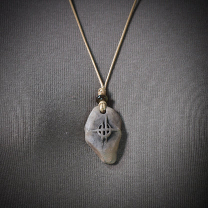 Handgefertigtes Amulett aus traditionell gebranntem Ton mit Mond- und Sternsymbol - mit Leder- oder gewachstem Baumwollband