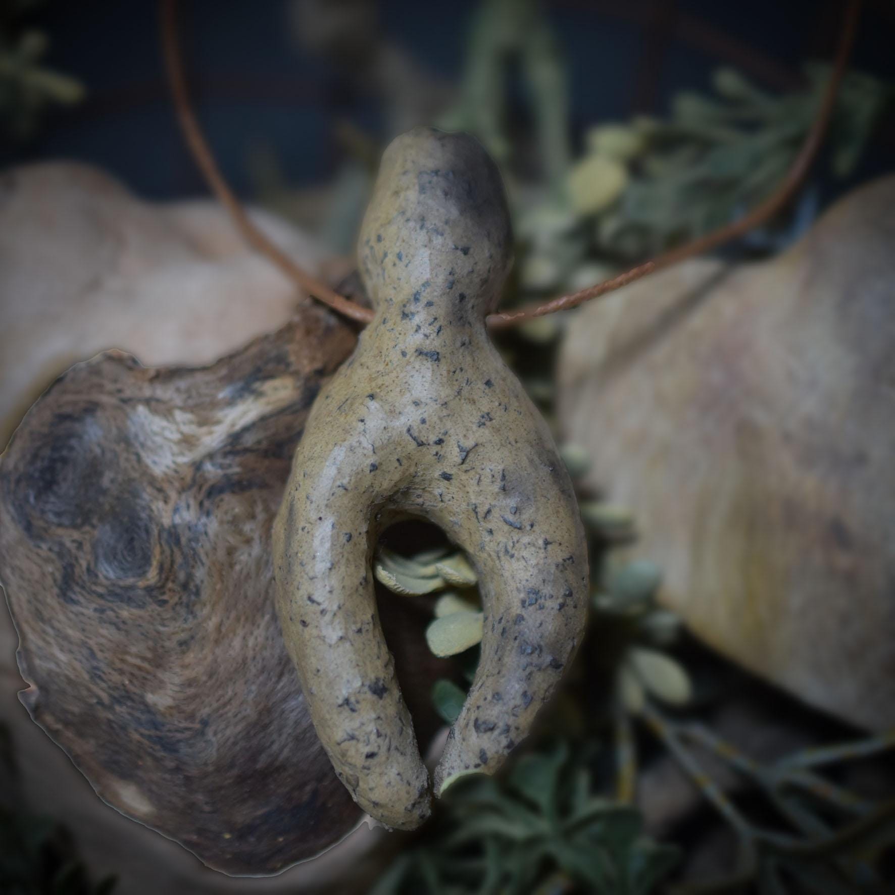 Handgefertigtes Amulett - stilisierte Göttin - Rauchbrandkunst in Ton – Ein rustikales Geschenk der prähistorischen Kunst