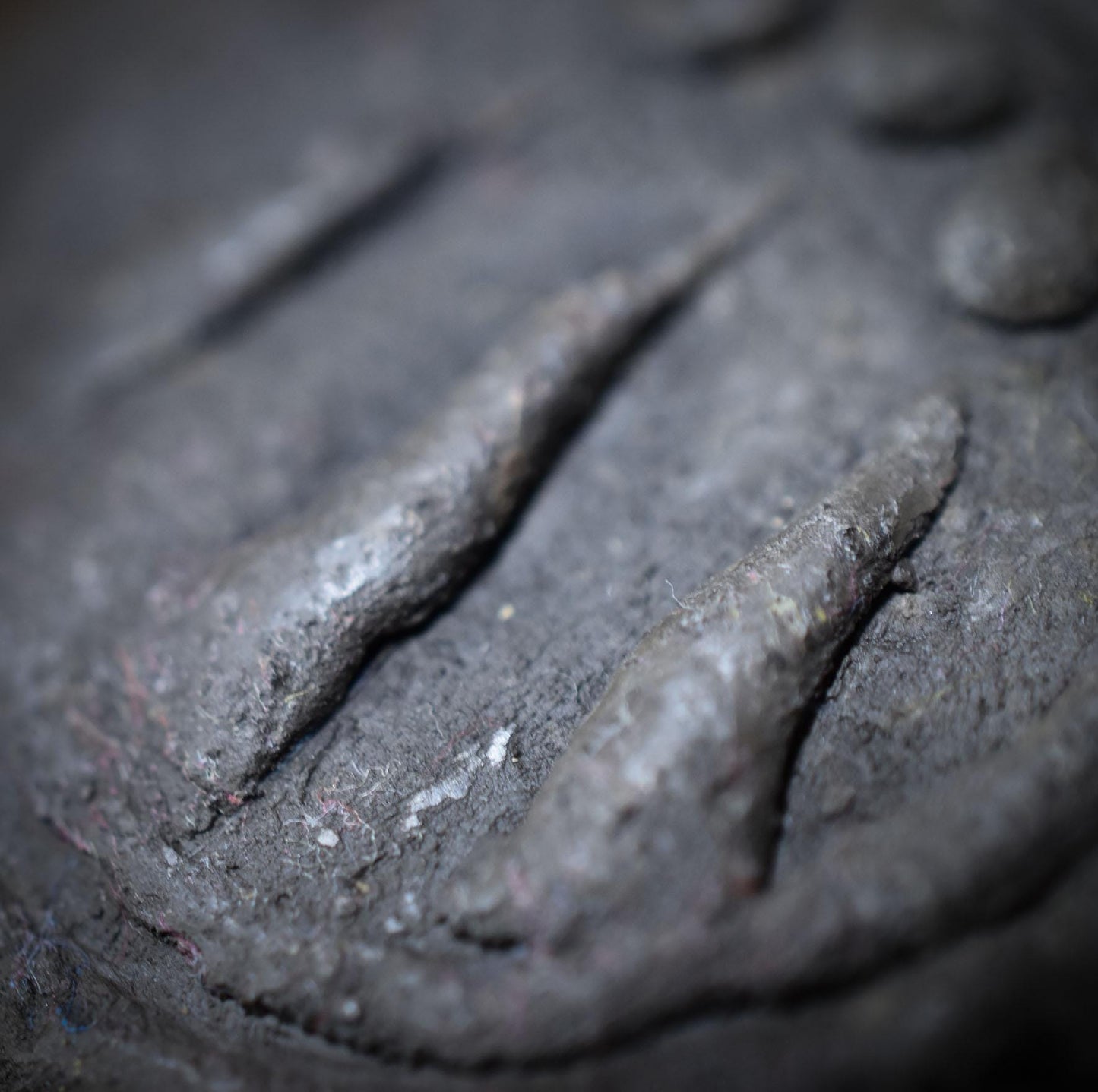 Handgefertigter Awen-Anhänger aus traditionell gebranntem Ton mit rustikalem Leder- oder Baumwollband