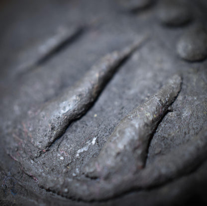 Handgefertigter Awen-Anhänger aus traditionell gebranntem Ton mit rustikalem Leder- oder Baumwollband