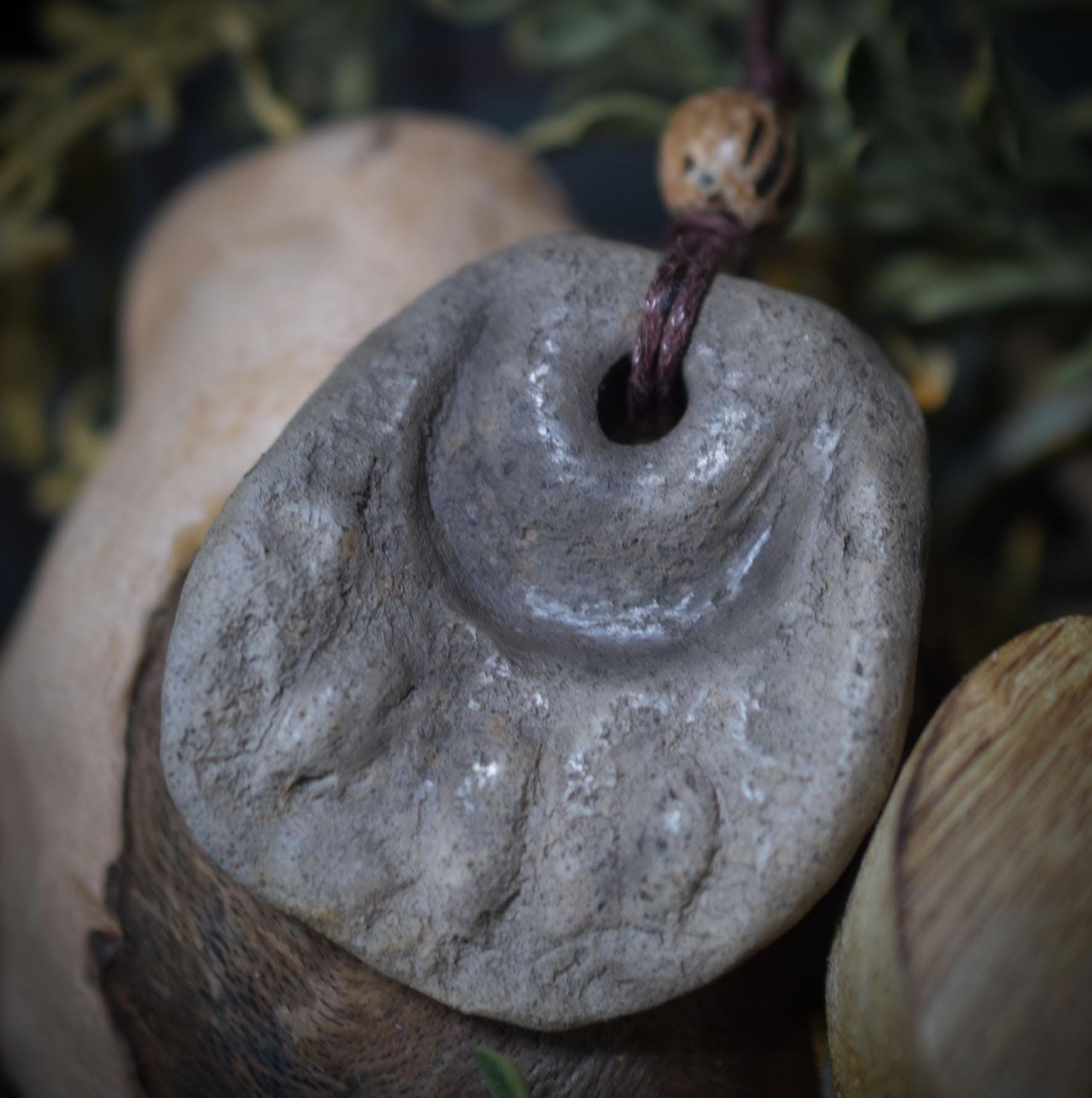 Handgefertigtes Wicca Blessing - Amulett aus traditionell gebranntem Ton mit Leder- oder Baumwollband