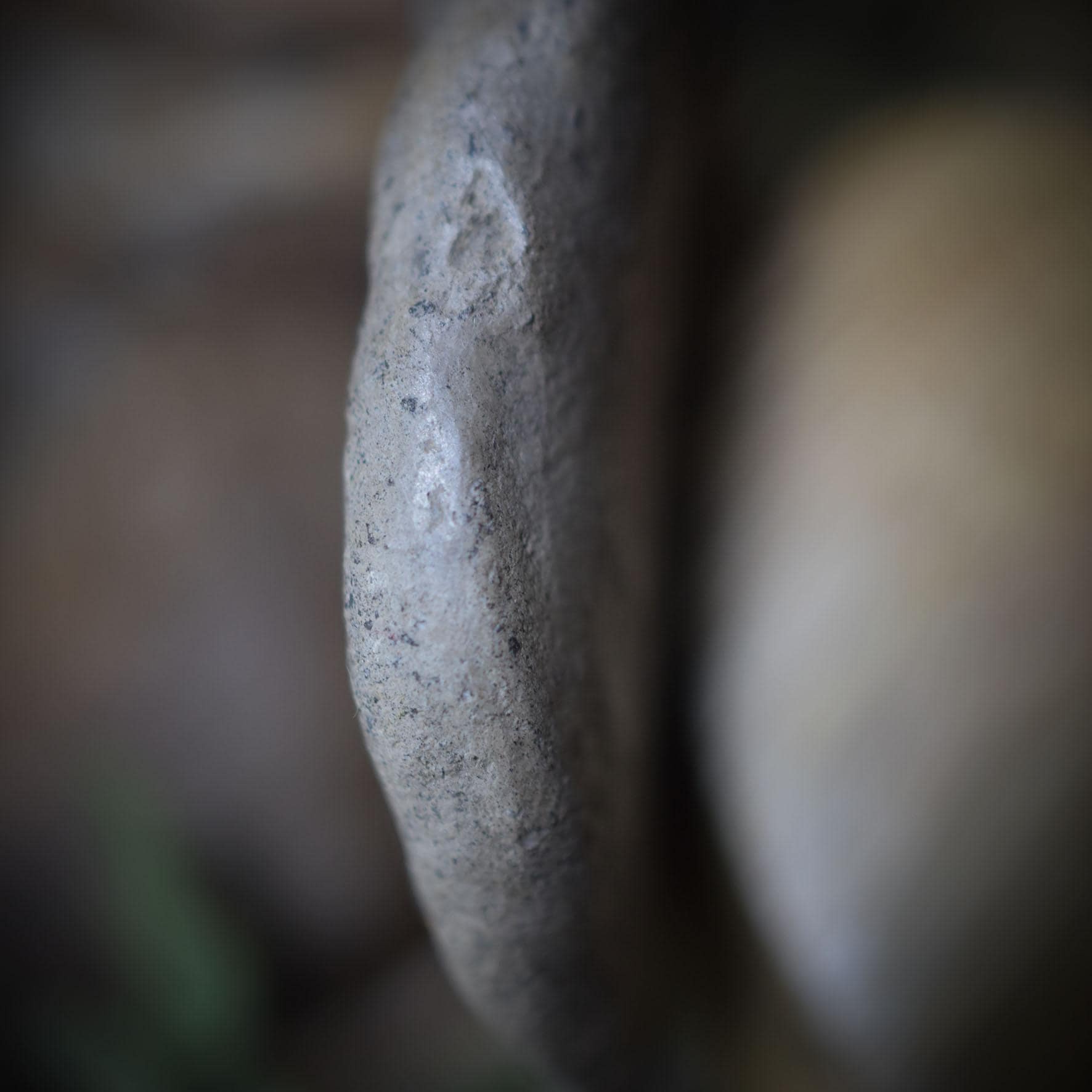 Handgefertigtes Wicca Blessing - Amulett aus traditionell gebranntem Ton mit Leder- oder Baumwollband