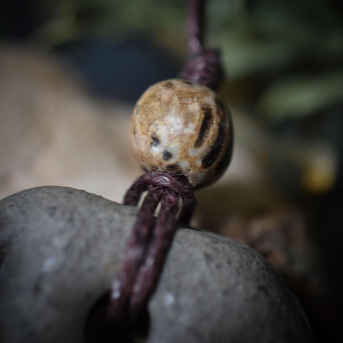 Handgefertigtes Wicca Blessing - Amulett aus traditionell gebranntem Ton mit Leder- oder Baumwollband