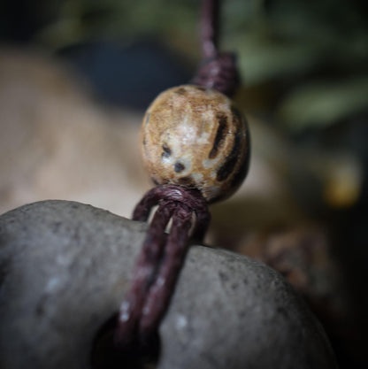 Handgefertigtes Wicca Blessing - Amulett aus traditionell gebranntem Ton mit Leder- oder Baumwollband
