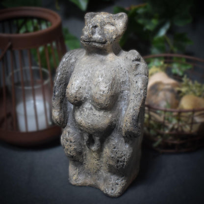 Handgemachte Löwenmensch Tonskulptur – inspiriert durch Fund auf der Schwäbischen Alb -traditionelle Rauchbrandkunst