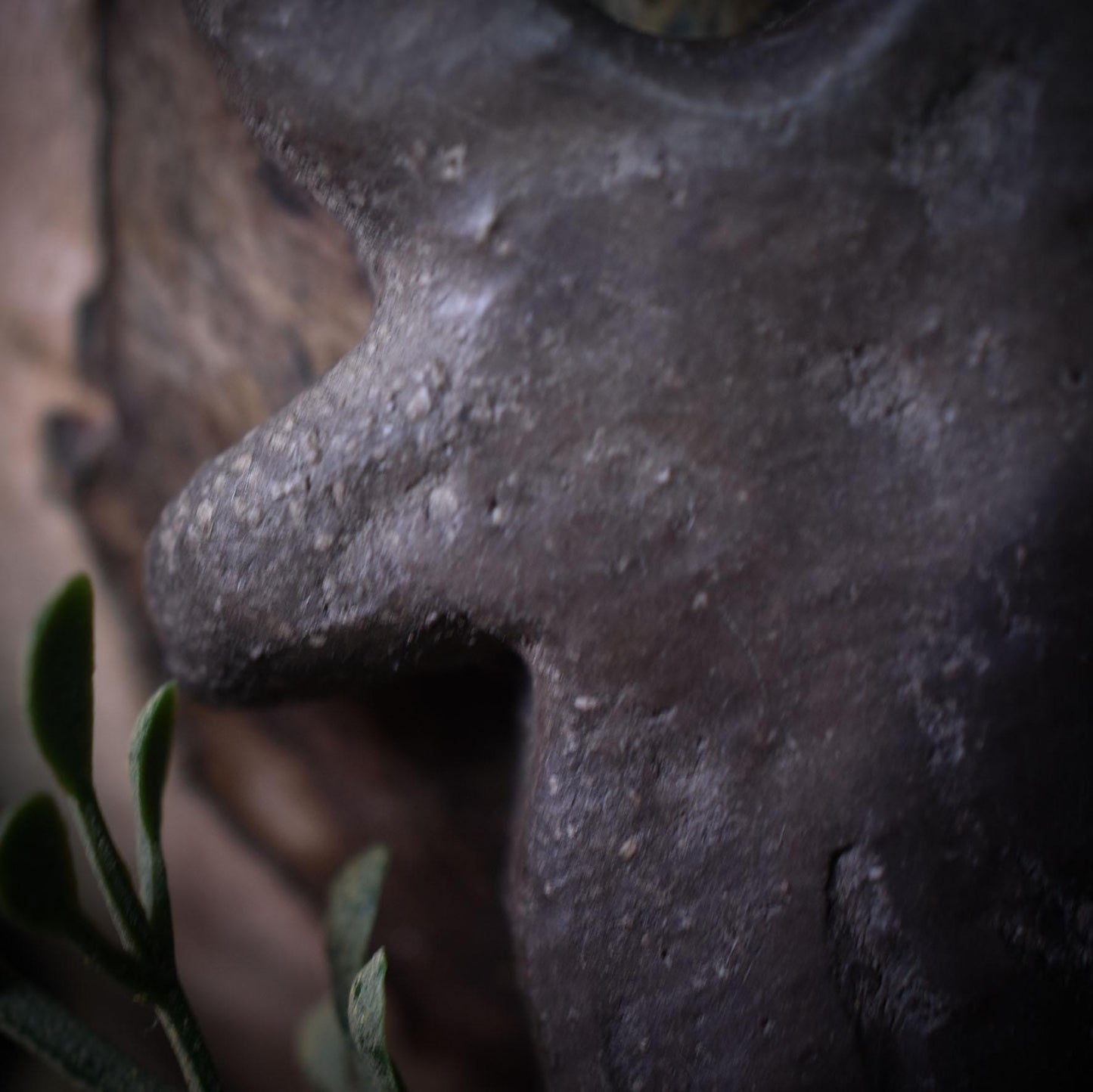 Abstraktes Göttinen Amulett - inspiriert durch prähistorische Artefakte - mit verstellbarem Leder- oder Baumwollband