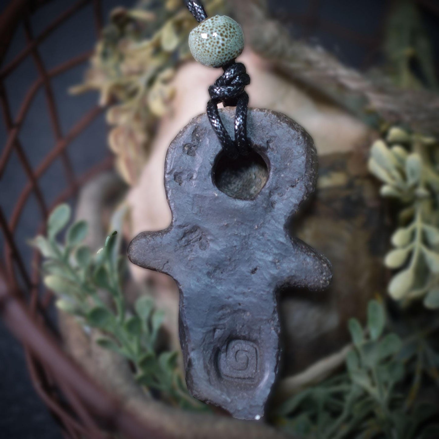 Abstraktes Göttinen Amulett - inspiriert durch prähistorische Artefakte - mit verstellbarem Leder- oder Baumwollband