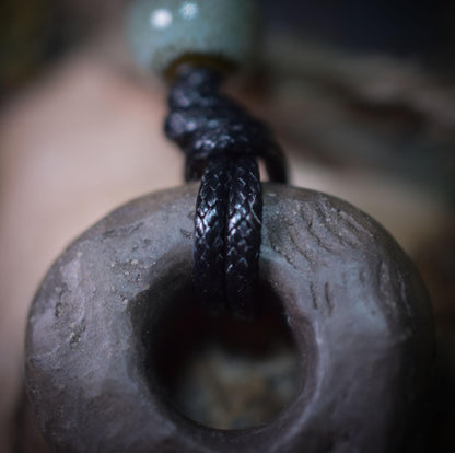 Abstraktes Göttinen Amulett - inspiriert durch prähistorische Artefakte - mit verstellbarem Leder- oder Baumwollband