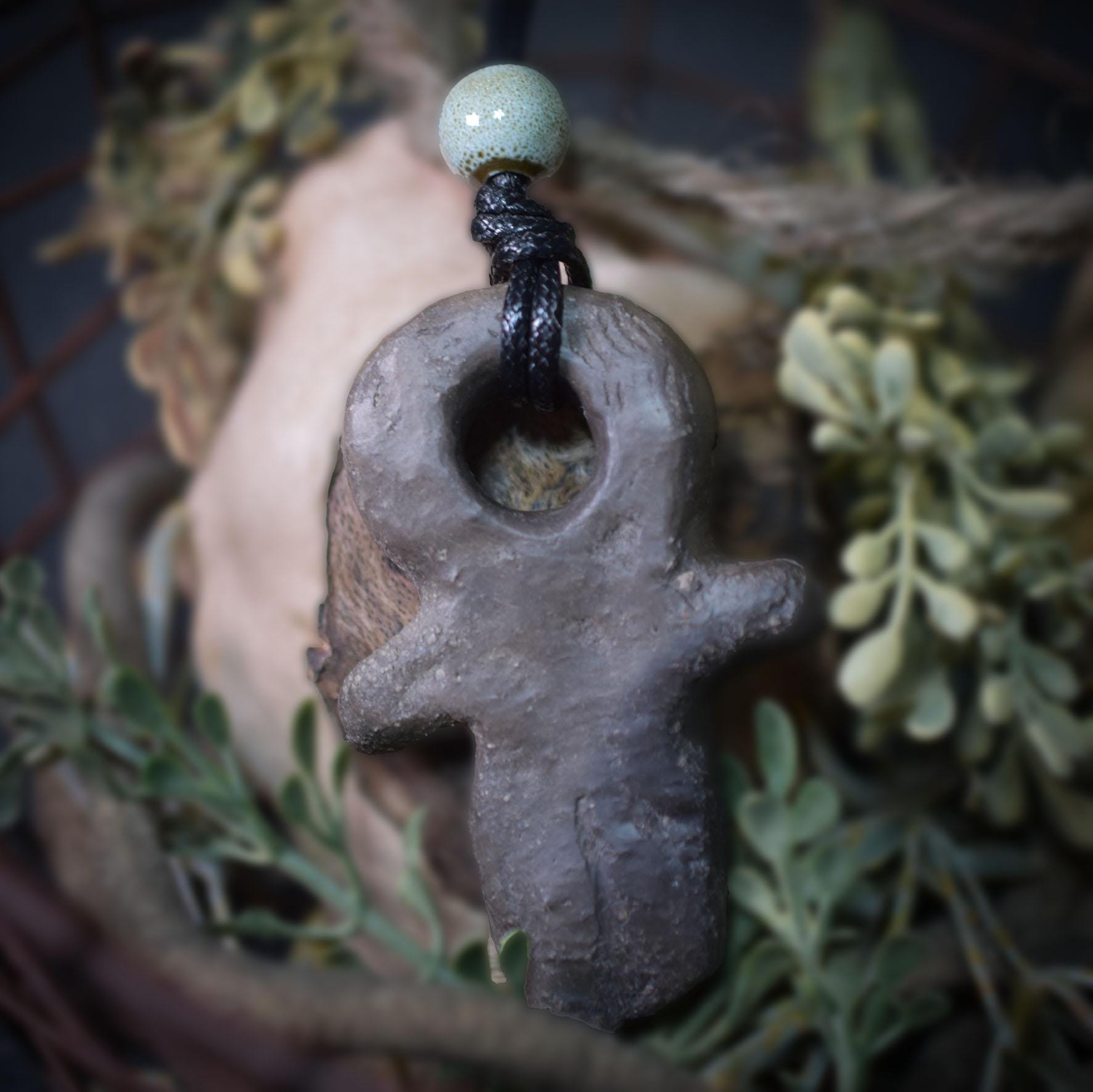 Abstraktes Göttinen Amulett - inspiriert durch prähistorische Artefakte - mit verstellbarem Leder- oder Baumwollband