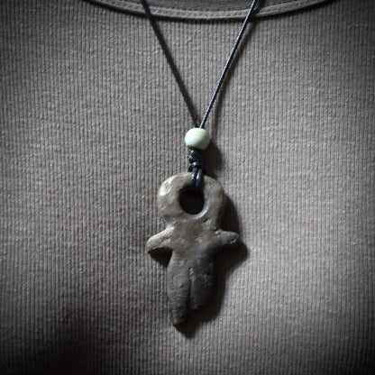 Abstraktes Göttinen Amulett - inspiriert durch prähistorische Artefakte - mit verstellbarem Leder- oder Baumwollband