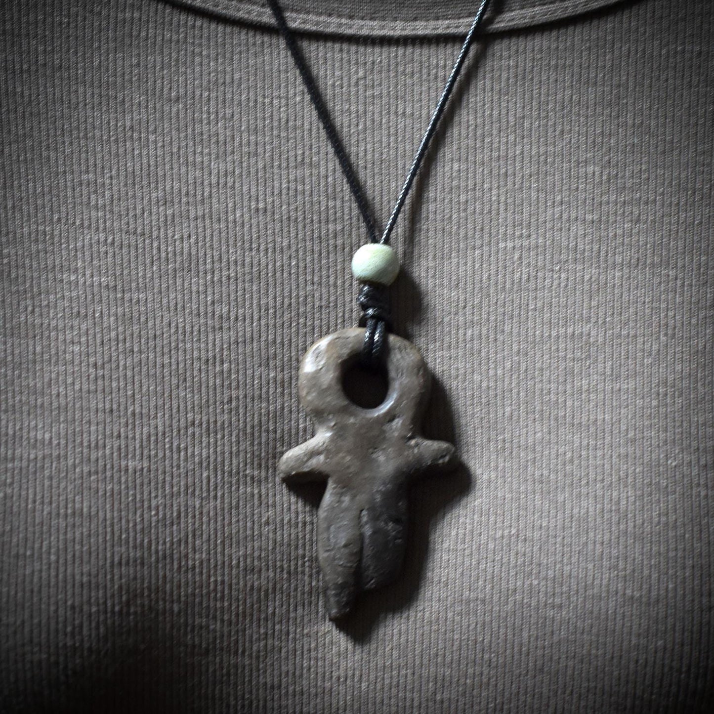 Abstraktes Göttinen Amulett - inspiriert durch prähistorische Artefakte - mit verstellbarem Leder- oder Baumwollband