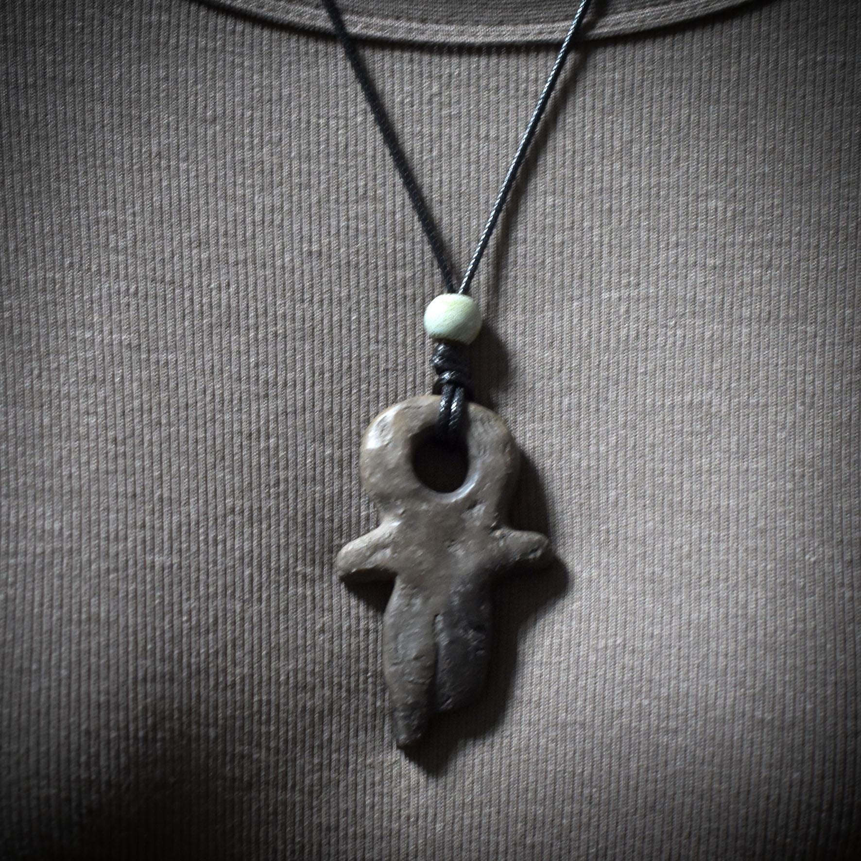 Abstraktes Göttinen Amulett - inspiriert durch prähistorische Artefakte - mit verstellbarem Leder- oder Baumwollband