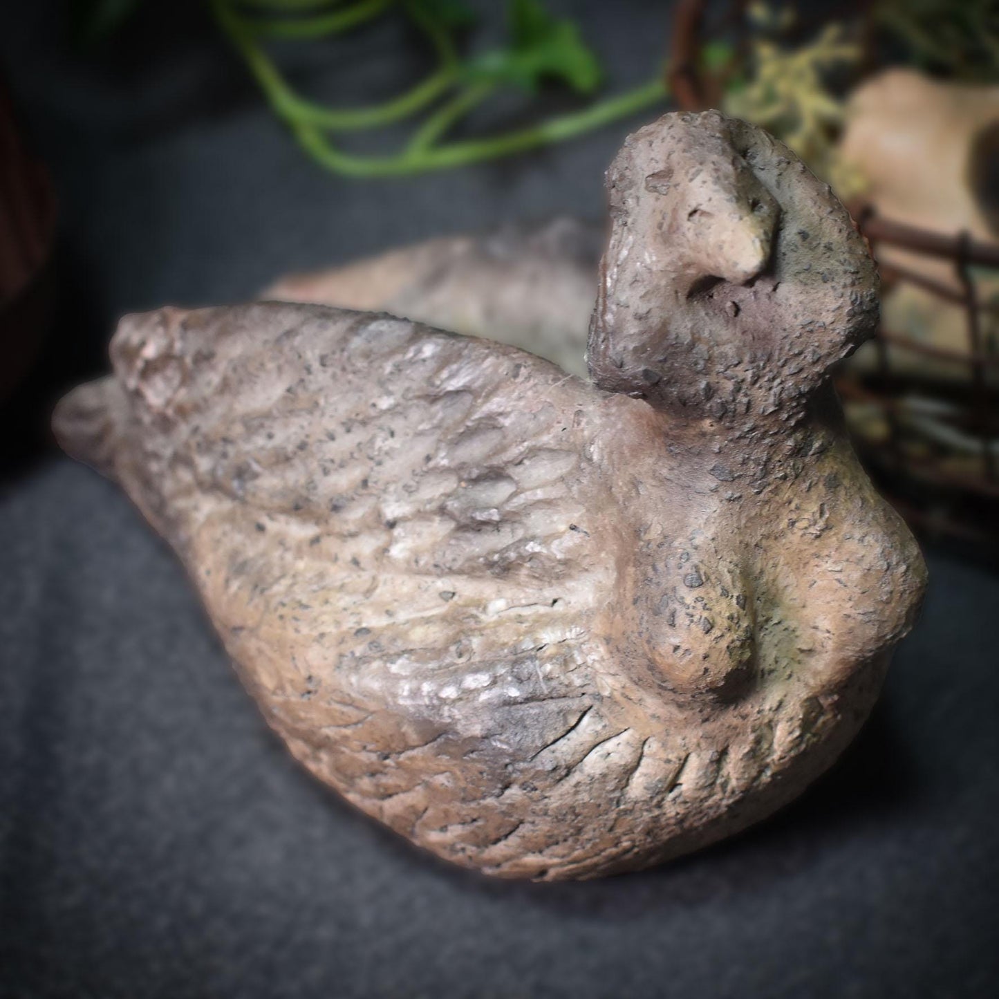 Handgemachte Sirene Skulptur aus Rauchbrandkeramik – Einzigartige mythologische Kunst