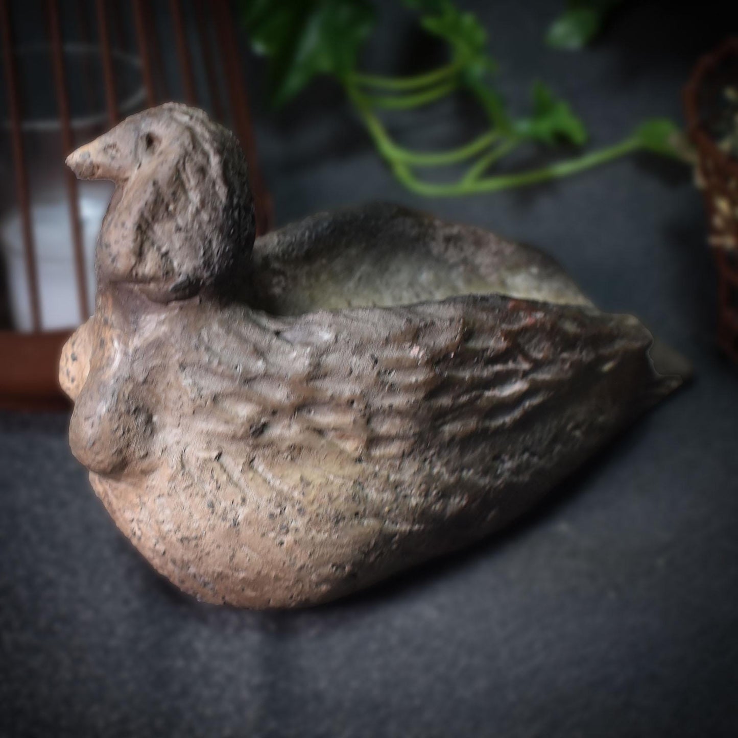 Handgemachte Sirene Skulptur aus Rauchbrandkeramik – Einzigartige mythologische Kunst