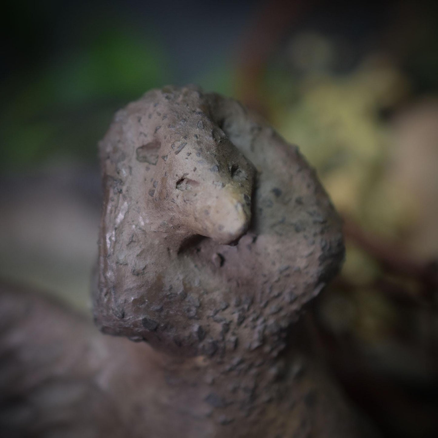 Handgemachte Sirene Skulptur aus Rauchbrandkeramik – Einzigartige mythologische Kunst