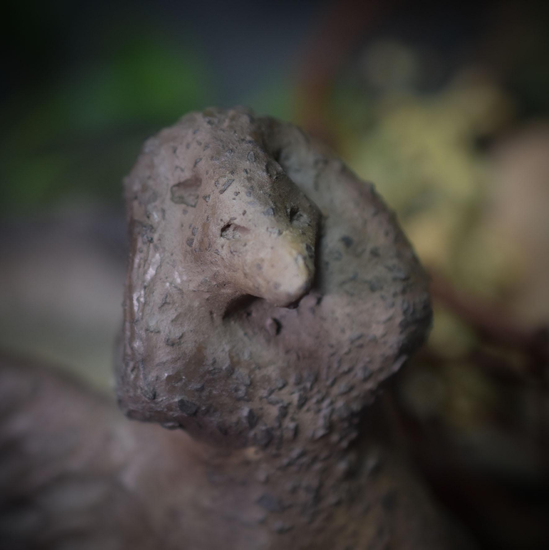 Handgemachte Sirene Skulptur aus Rauchbrandkeramik – Einzigartige mythologische Kunst