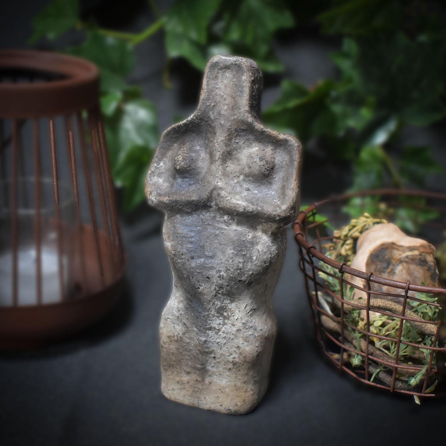 Handgemachte Goddess Skulptur mit prähistorischer Seele - Zeitlose Rauchbrandkunst