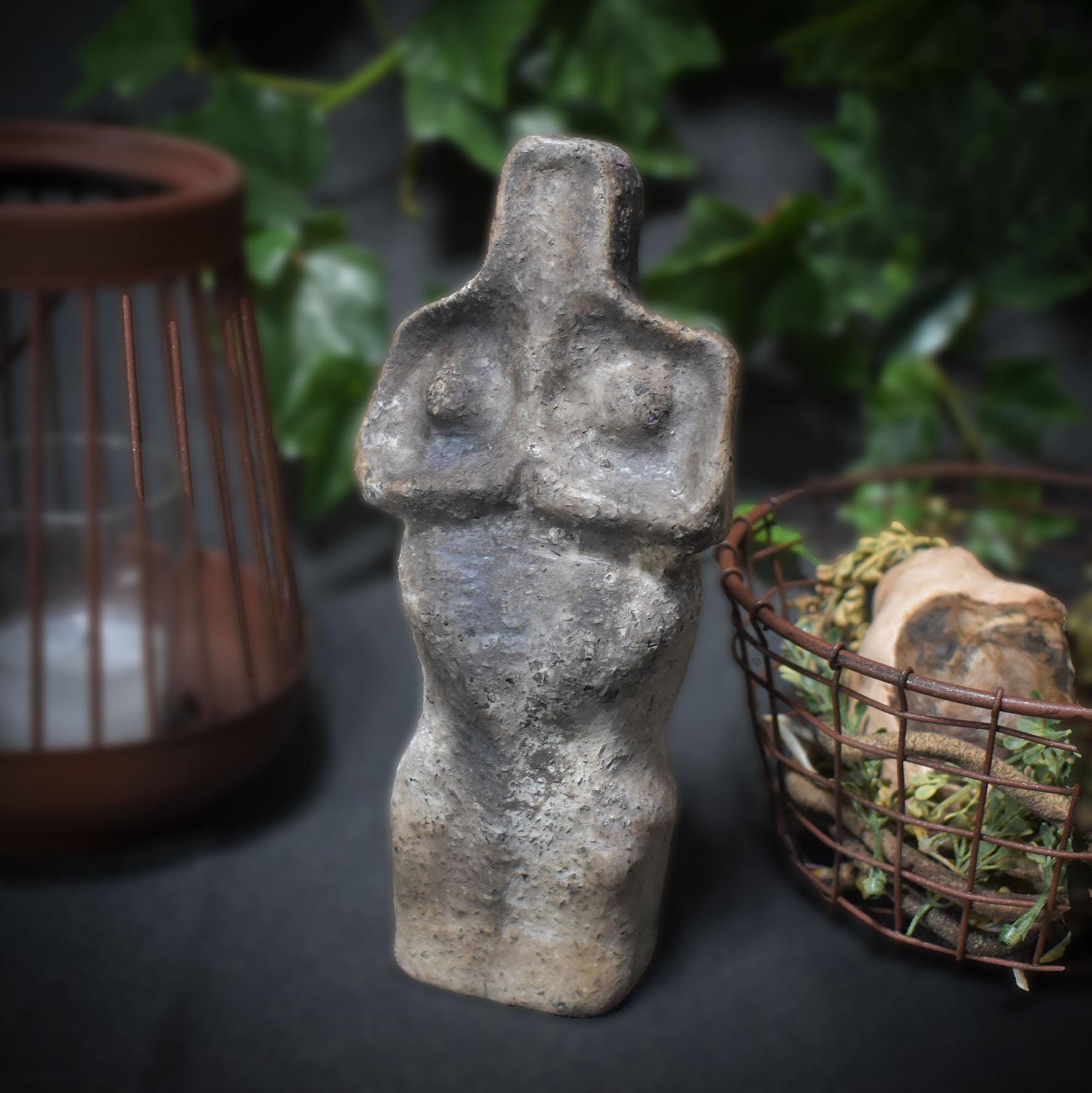 Handgemachte Goddess Skulptur mit prähistorischer Seele - Zeitlose Rauchbrandkunst
