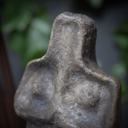 Handgemachte Goddess Skulptur mit prähistorischer Seele - Zeitlose Rauchbrandkunst