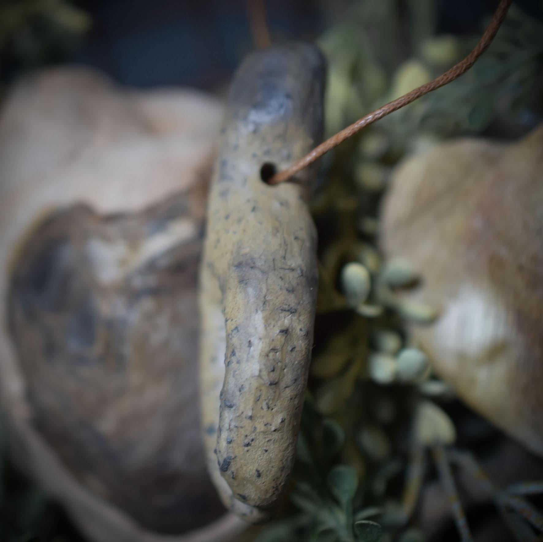 Handgefertigtes Amulett - stilisierte Göttin - Rauchbrandkunst in Ton – Ein rustikales Geschenk der prähistorischen Kunst