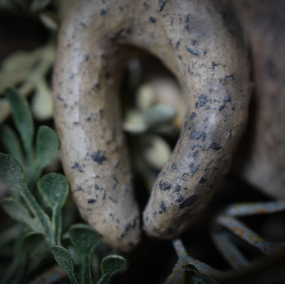 Handgefertigtes Amulett - stilisierte Göttin - Rauchbrandkunst in Ton – Ein rustikales Geschenk der prähistorischen Kunst