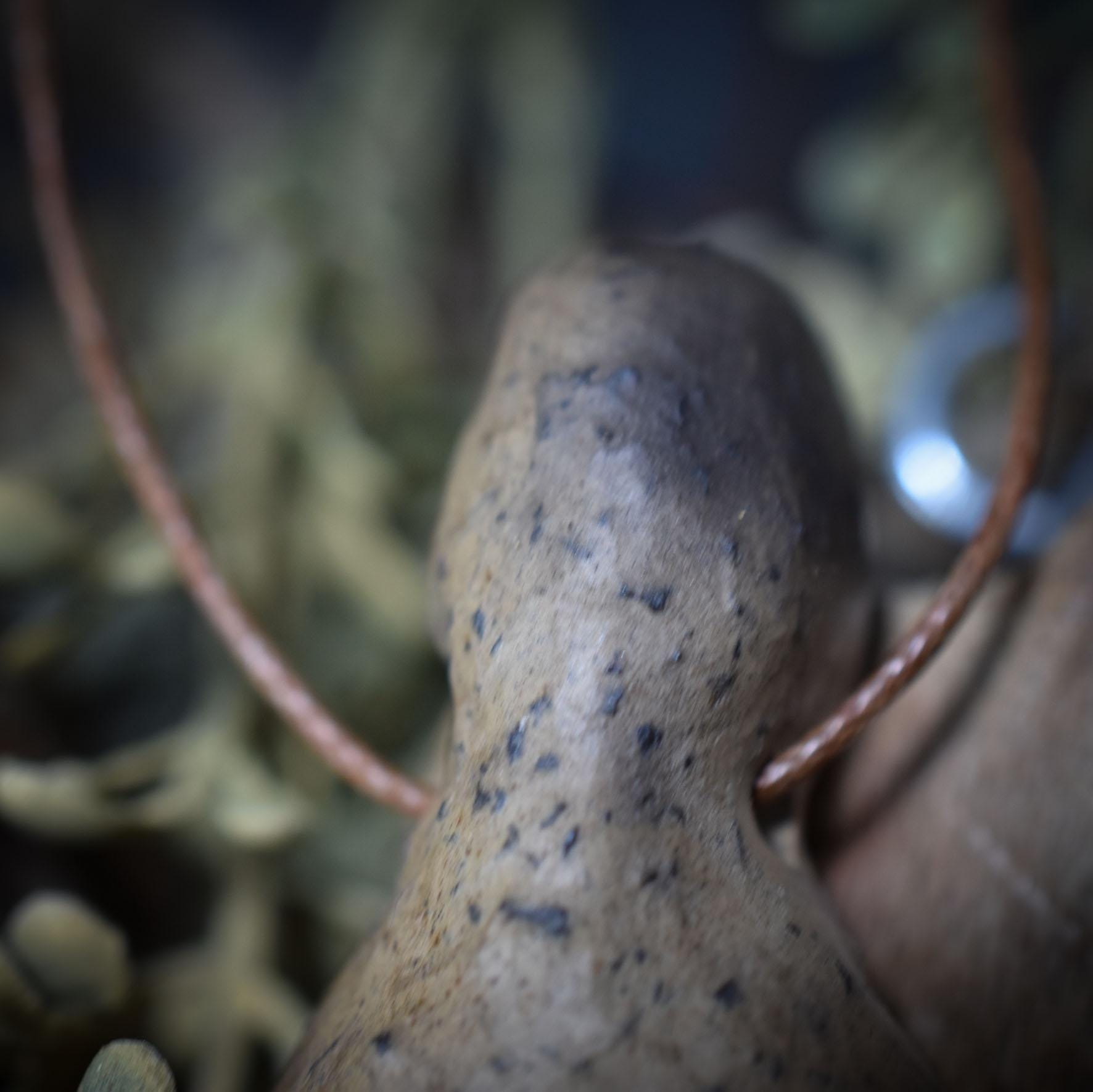 Handgefertigtes Amulett - stilisierte Göttin - Rauchbrandkunst in Ton – Ein rustikales Geschenk der prähistorischen Kunst